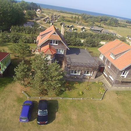 Viesu Nams Un Kempings Papes Cakstes Exteriör bild